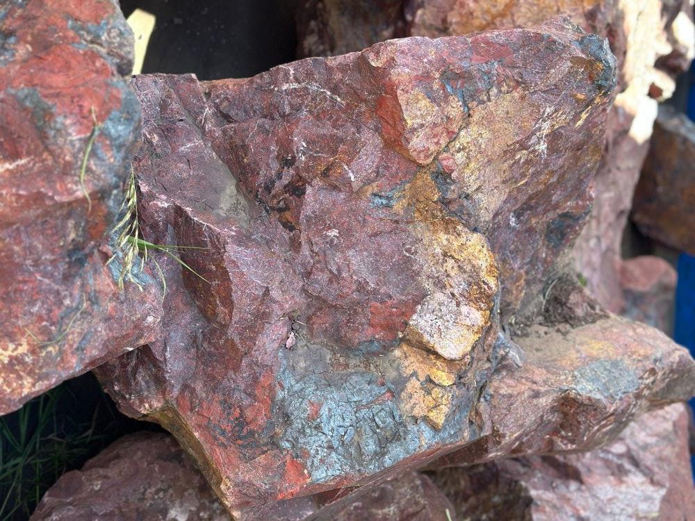 Камни для ландшафтного дизайна красно-фиолетовые 10-60 килограмм купить в Владимире