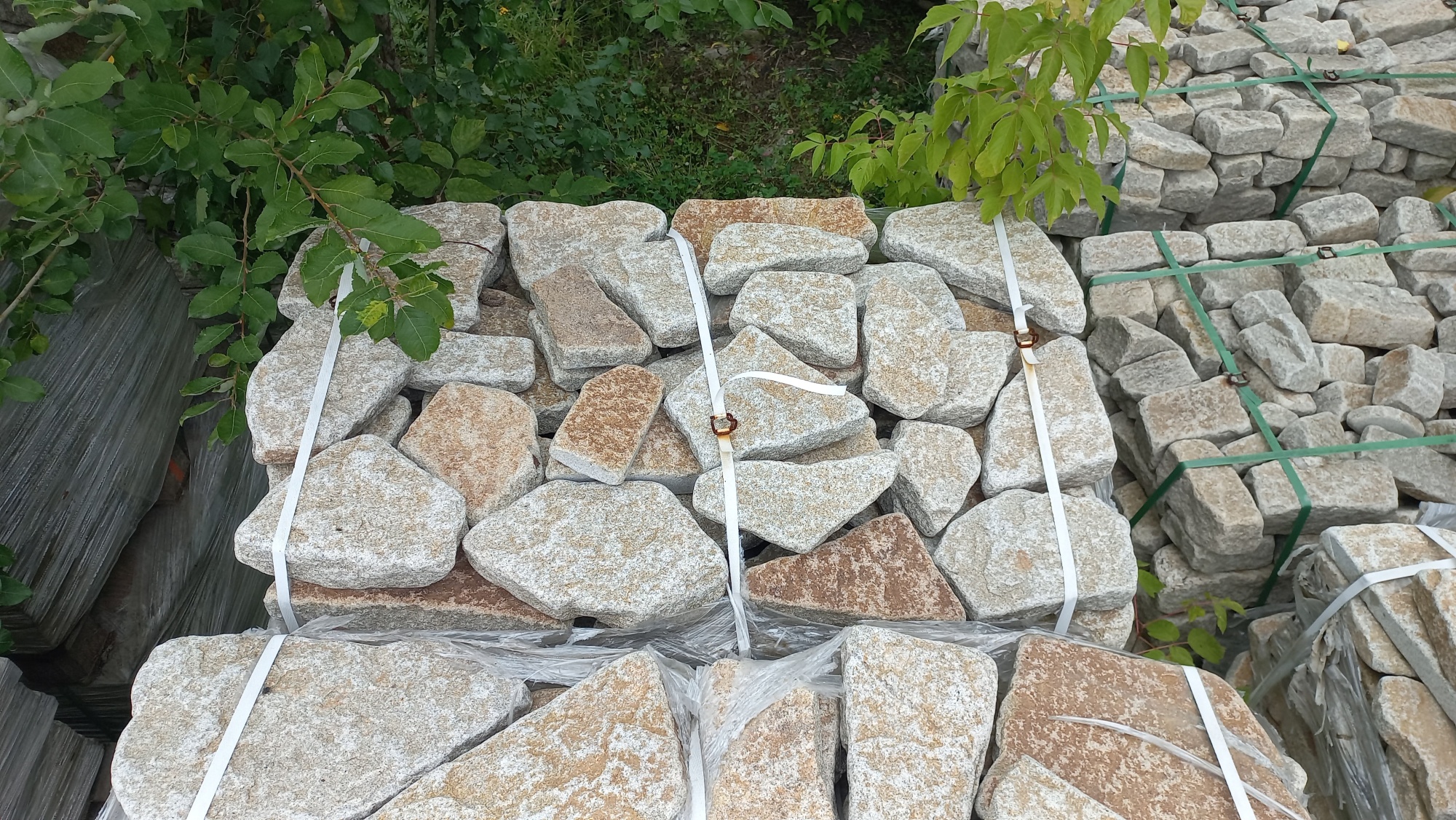 Плитняк галтованный гранитный для ландшафтного дизайна купить в Владимире