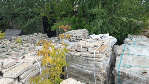 Плитняк галтованный гранитный для ландшафтного дизайна купить в Владимире