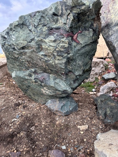 Гигантские зелёные валуны для ландшафтного дизайна весом более 5 тонн купить в Владимире