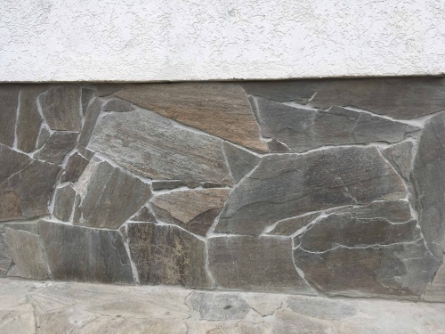 Плитняк златолит Уральский для цоколя, отмостки купить в Владимире