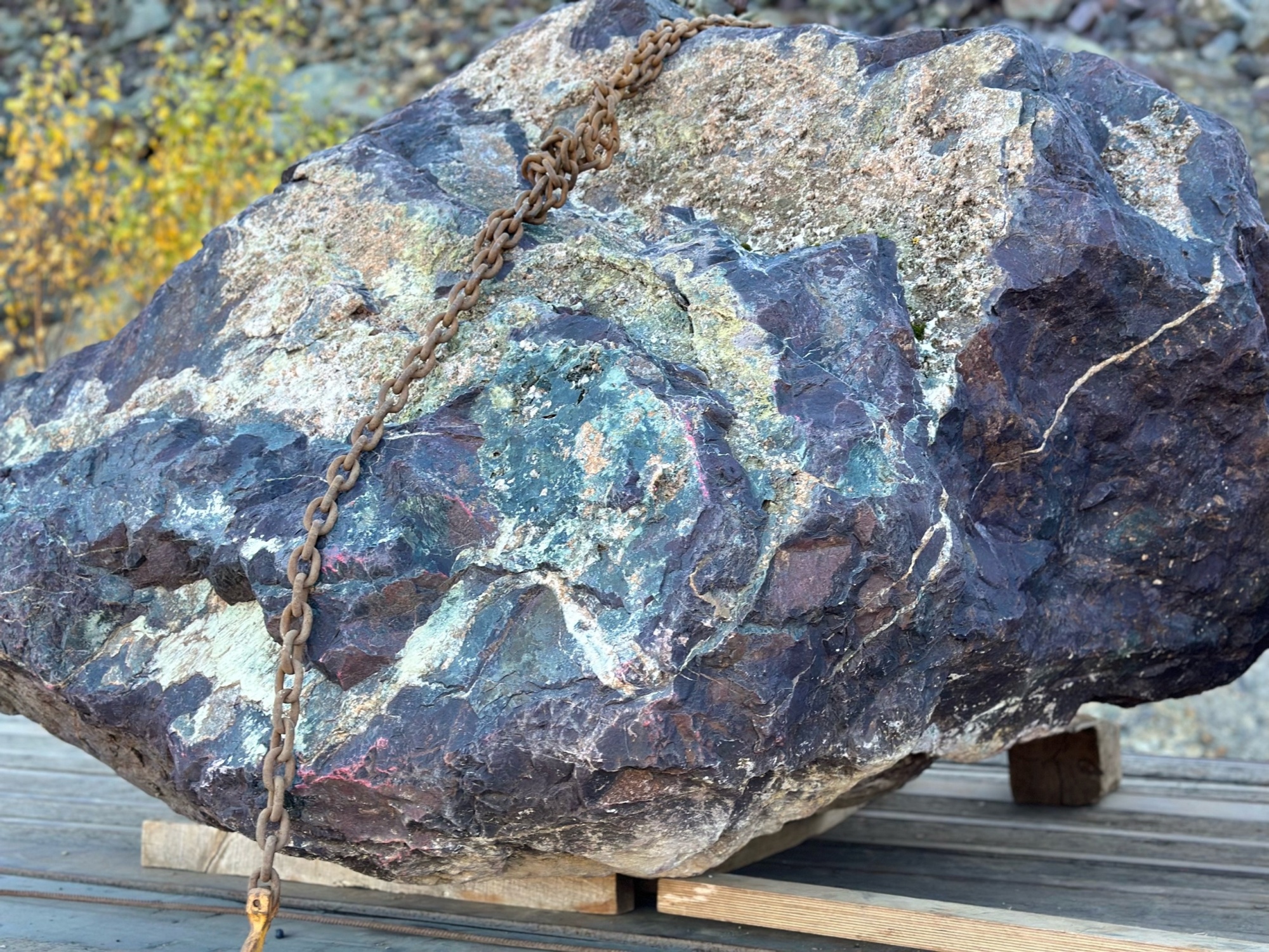 Огромные красно-фиолетовые валуны для ландшафтного дизайна весом более 5 тонн купить в Владимире