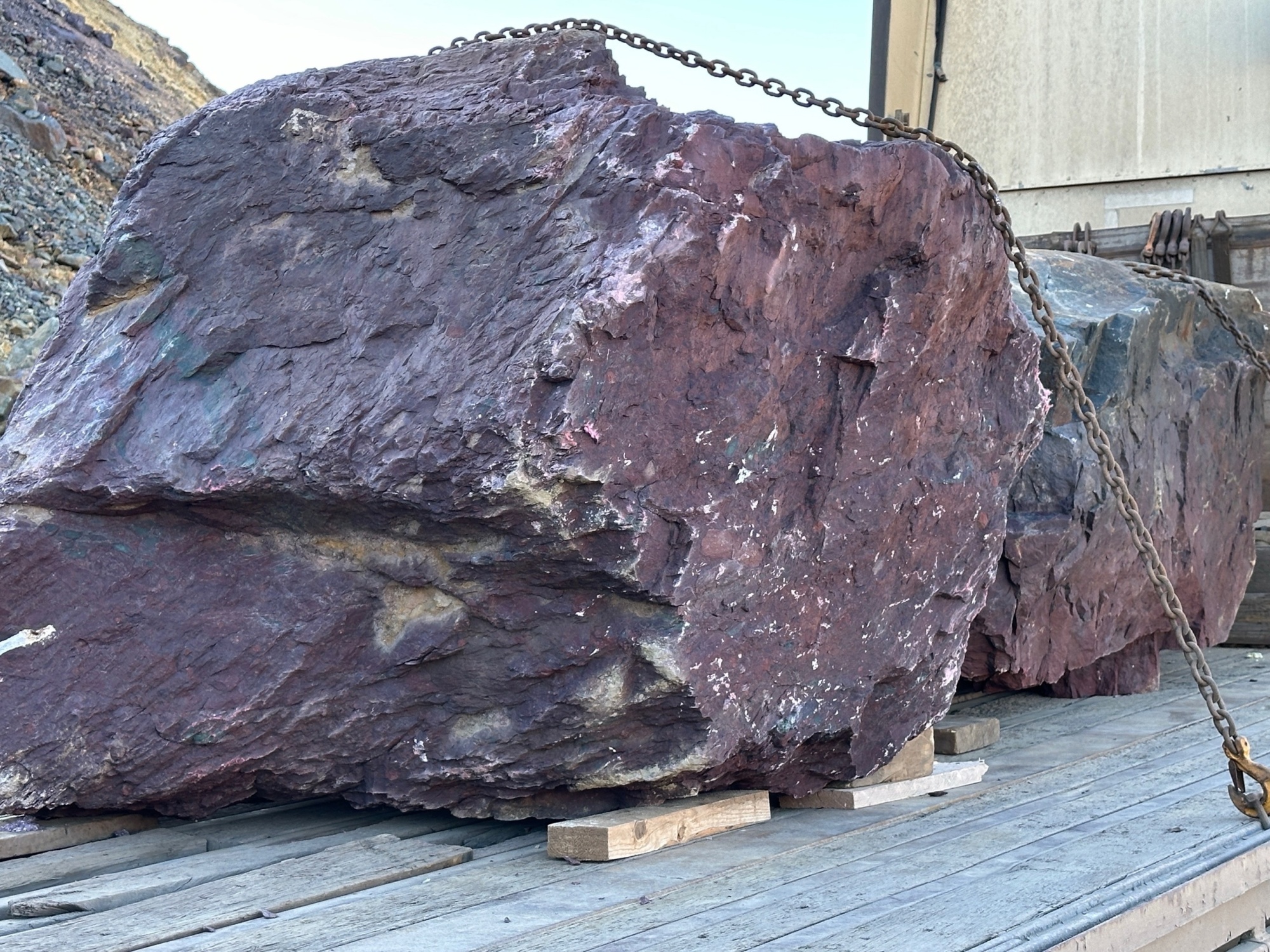 Огромные красно-фиолетовые валуны для ландшафтного дизайна весом более 5 тонн купить в Владимире