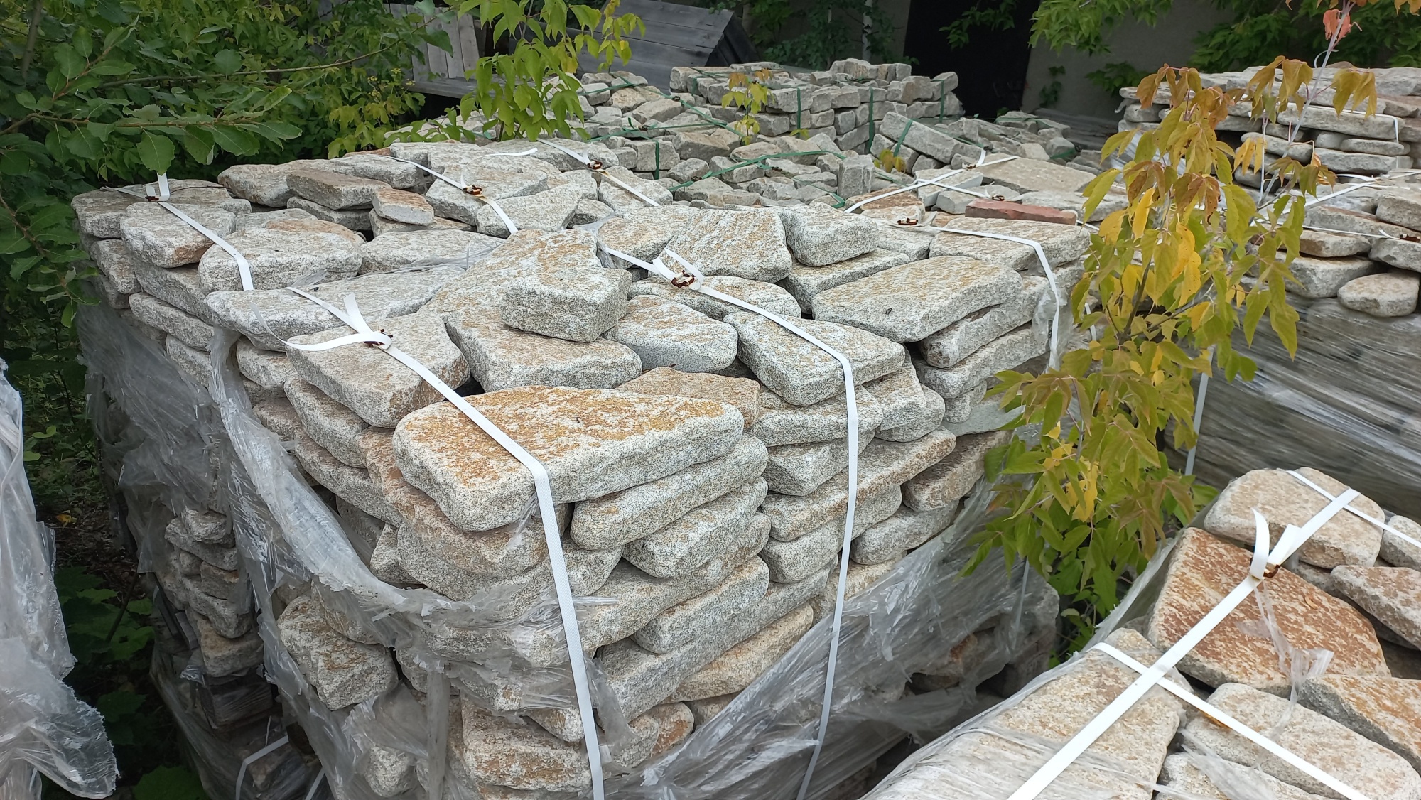 Плитняк галтованный гранитный для ландшафтного дизайна купить в Владимире