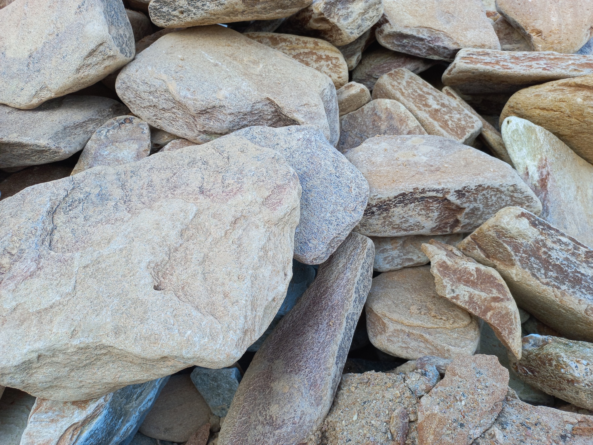 Златолит жёлтый, жёлто-зелёный глыбки и валуны для ланшафтного дизайна купить в Владимире