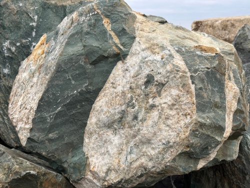 Гигантские зелёные валуны для ландшафтного дизайна весом более 5 тонн купить в Владимире