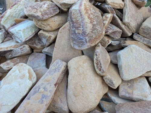 Златолит жёлтый, жёлто-зелёный глыбки и валуны для ланшафтного дизайна купить в Владимире