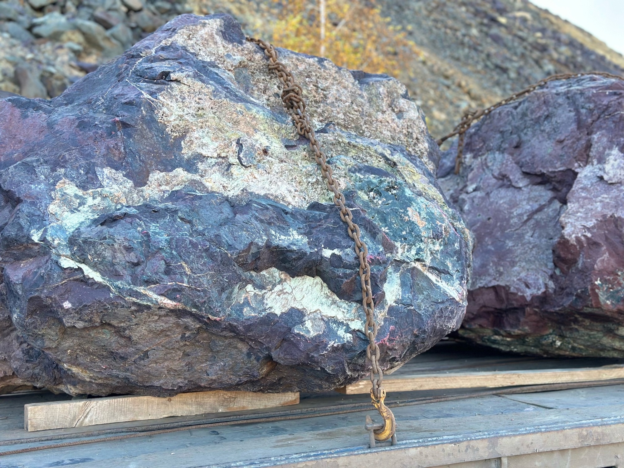 Огромные красно-фиолетовые валуны для ландшафтного дизайна весом более 5 тонн купить в Владимире