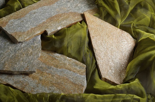 Плитняк златолит Уральский для цоколя, отмостки купить в Владимире