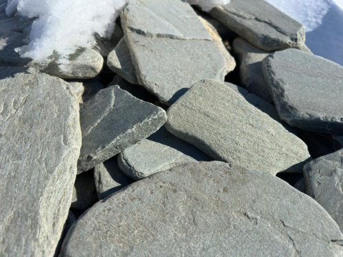 Плитняк златолит зелёный галтованный для цоколя купить в Владимире